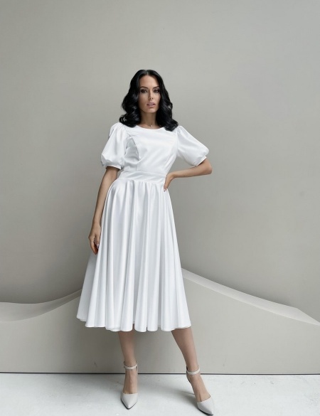 Белое атласное платье с рукавами фонариками