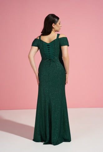 Изумрудное блестящее платье со спущенными плечами и разрезом на ноге
