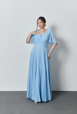 Голубое платье с плиссированной юбкой и рукавами-крылышками