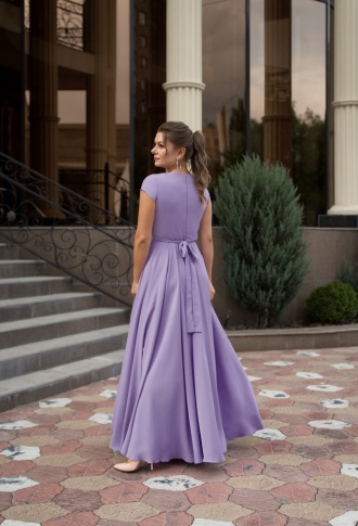 Лавандовое струящееся платье без разреза на ноге