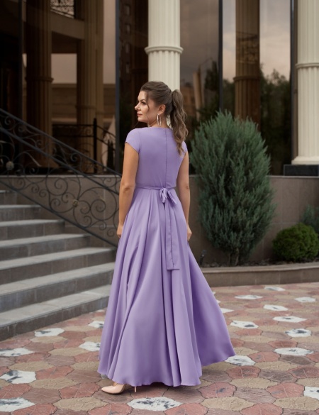 Лавандовое струящееся платье без разреза на ноге