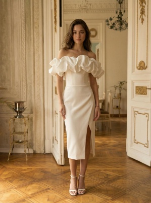 Белое платье миди с разрезом на ноге и оборкой