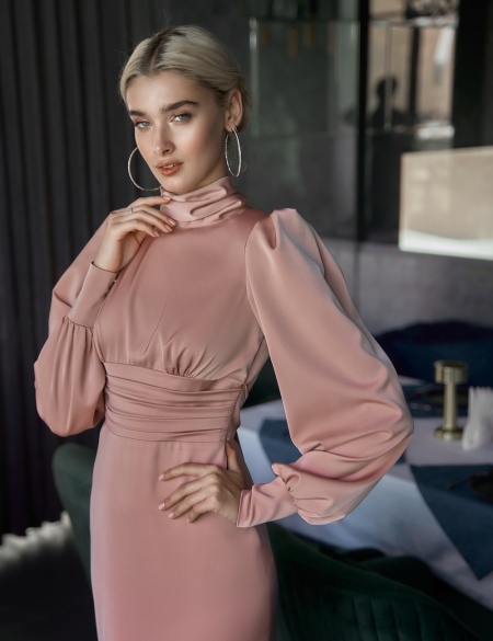 Пудровое платье миди с длинными рукавами и открытой спиной