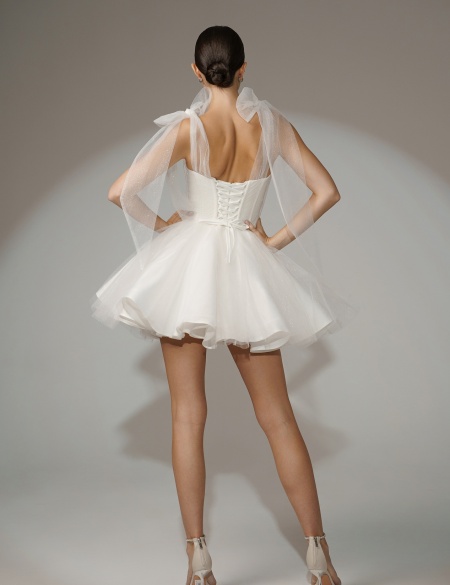 Белое платье мини с бантиками