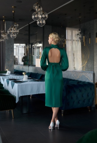 Изумрудное платье миди с длинными рукавами и открытой спиной