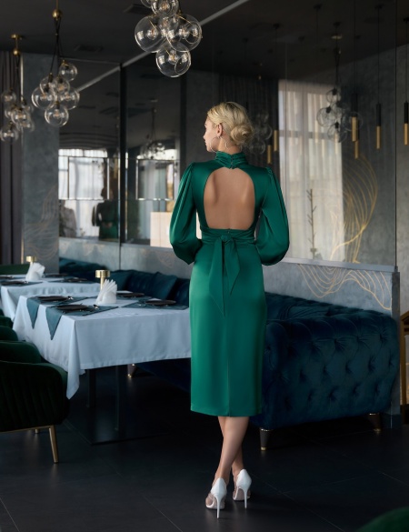 Изумрудное платье миди с длинными рукавами и открытой спиной
