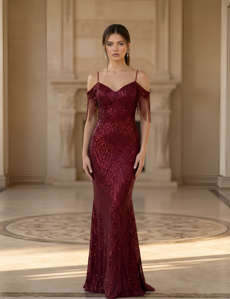 Бордовое платье из пайеток со спущенными плечами и бусинами