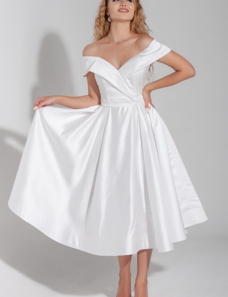 Белое атласное платье миди со спущенными плечами