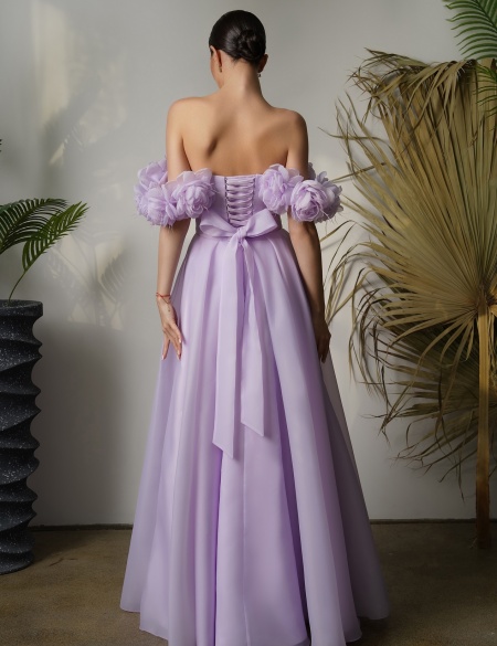 Лиловое платье с 3д цветами на плечах