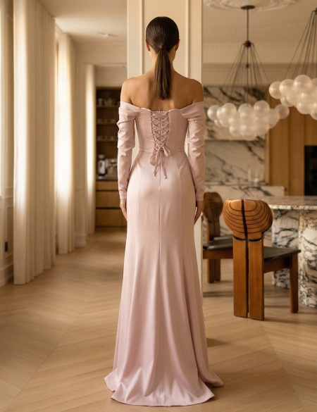 Пудровое платье с рукавами и разрезом на ноге