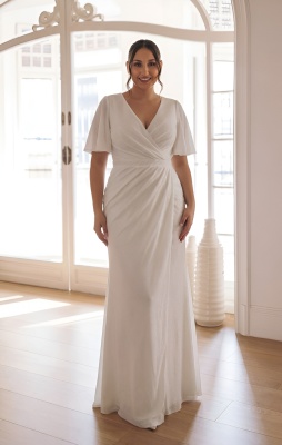 Белое блестящее платье по фигуре с рукавами крыло