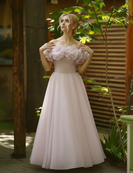 Лиловое платье с оборкой из цветов