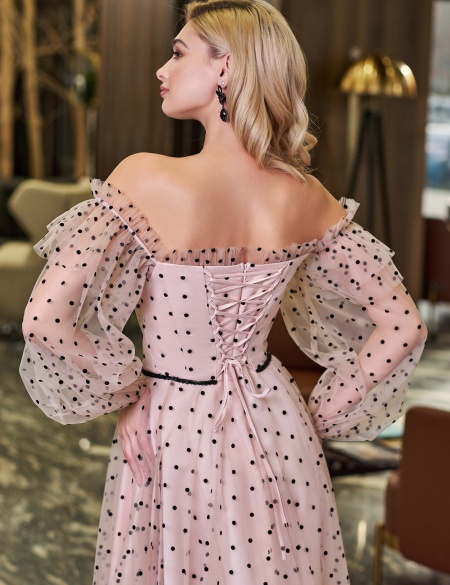 Бежевое фатиновое платье миди с пышными, спущенными рукавами