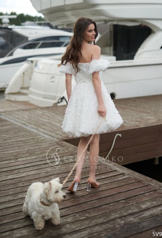 Белое платье мини из 3D цветов