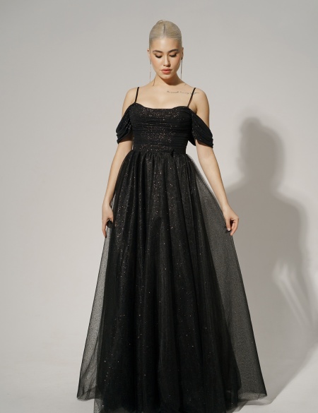 Чёрное блестящее платье мини с накладной юбкой