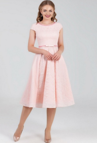 Розовое кружевное платье с поясом из страз и бантиком