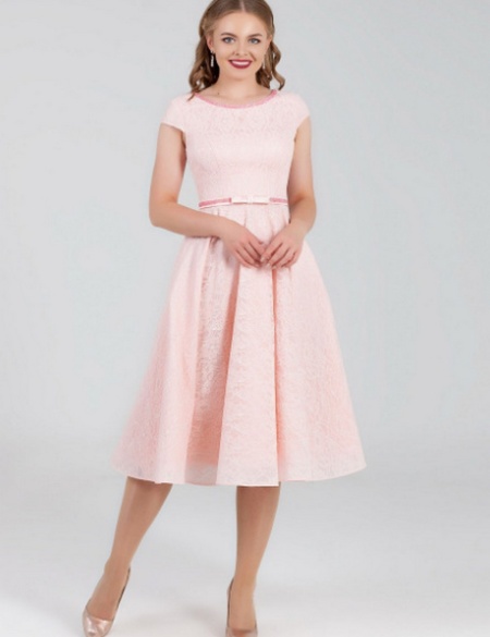 Розовое кружевное платье с поясом из страз и бантиком