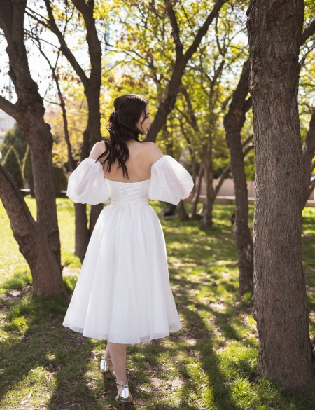 Белое блестящее платье миди с рукавами и пояском