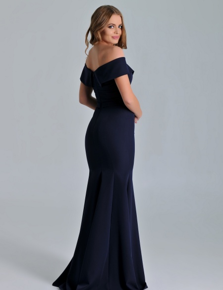 Темно-синее платье по фигуре со спущенными плечами с разрезом на ноге