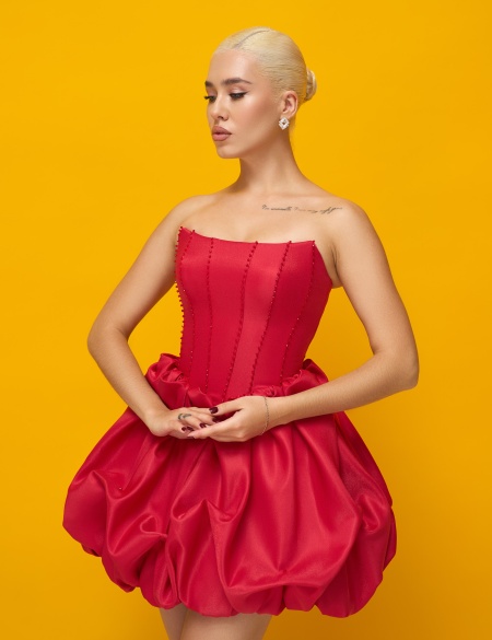 Красное атласное платье с корсетным лифом и пышной юбкой