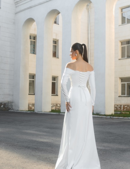 Белое платье с рукавами и разрезом на ноге