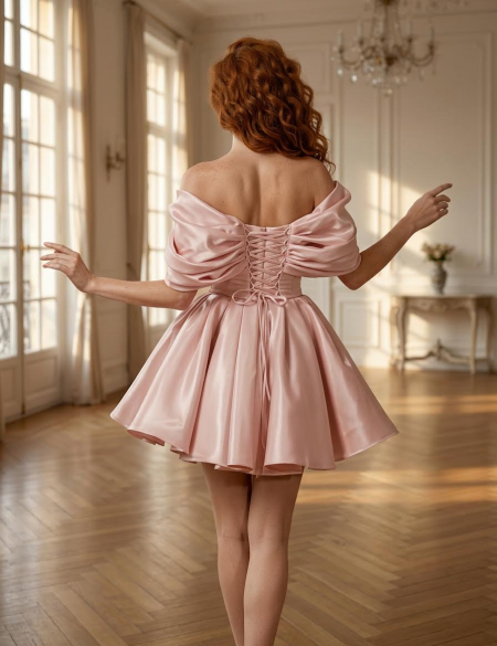 Пудровое платье мини из зеркальной органзы с объёмными спущенными плечами