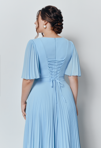 Голубое платье миди с плиссированной юбкой и рукавами-крылышками