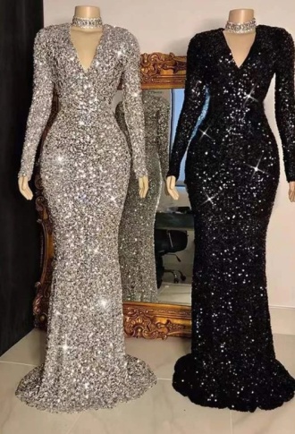 Серебряное платье с V-образным вырезом и шлейфом 