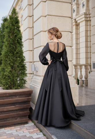 Черное платье из органзы с длинными рукавами и разрезом на ноге