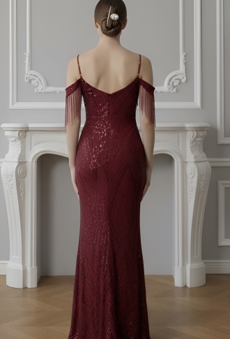 Бордовое платье из пайеток со спущенными плечами и бусинами