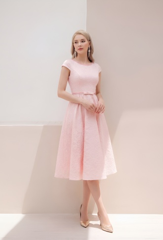 Розовое кружевное платье с поясом из страз и бантиком