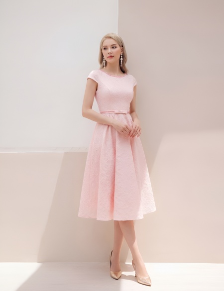 Розовое кружевное платье с поясом из страз и бантиком