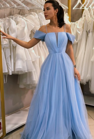 Голубое фатиновое платье со спущенными плечами