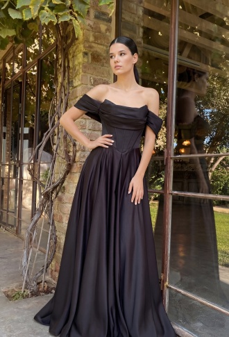 Черное платье со спущенными плечами и разрезом на ноге а-силуэт