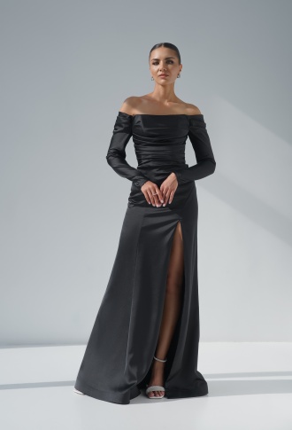 Черное платье с рукавами и разрезом на ноге