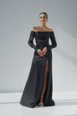 Черное платье с рукавами и разрезом на ноге