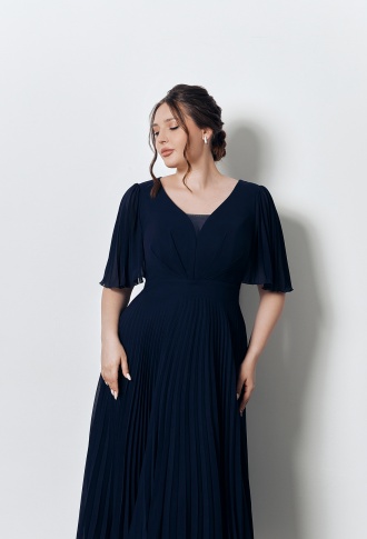 Темно-синее платье с плиссированной юбкой и рукавами-крылышками