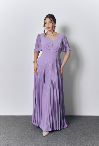 Лиловое платье с плиссированной юбкой и рукавами-крылышками