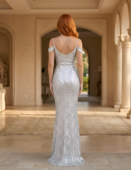Серебряное платье из пайеток со спущенными плечами и бусинами