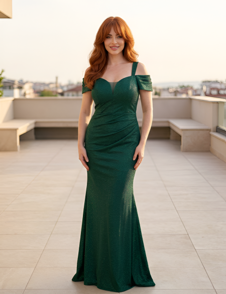 Изумрудное блестящее платье со спущенными плечами и разрезом на ноге