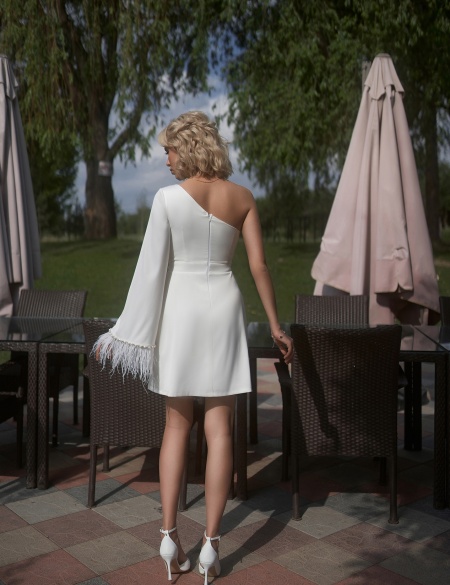 Платье мини с одним рукавом и жемчужным пояском