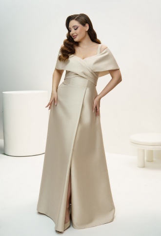 Бежевое атласное платье по фигуре со спущенными плечами