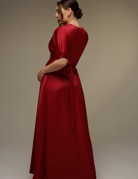 Бордовое атласное платье с карманами