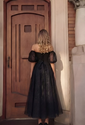 Черное блестящее платье с корсетным верхом и со спущенными плечами