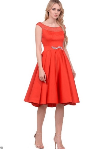 Красное атласное платье с брошью на талии