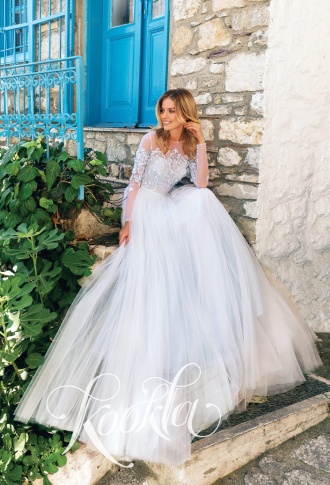 Голубое фатиновое платье с цветами на рукавах