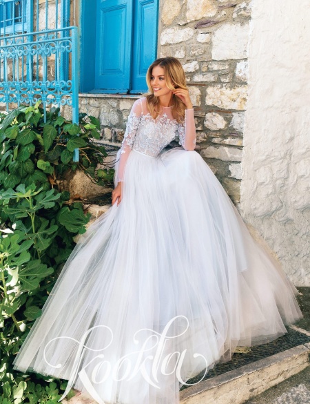 Голубое фатиновое платье с цветами на рукавах