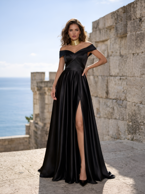 Черное атласное платье с разрезом