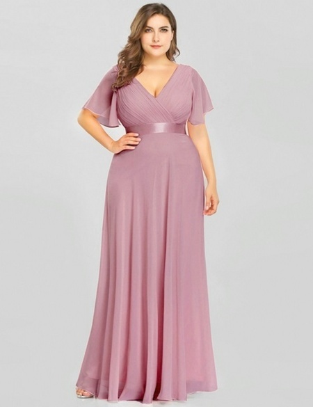 Пудровое шифоновое платье с рукавами крыло и V образным вырезом