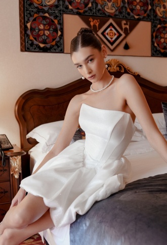 Белое блестящее платье бэби долл